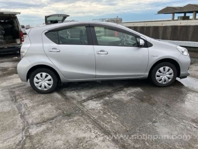 TOYOTA AQUA L
